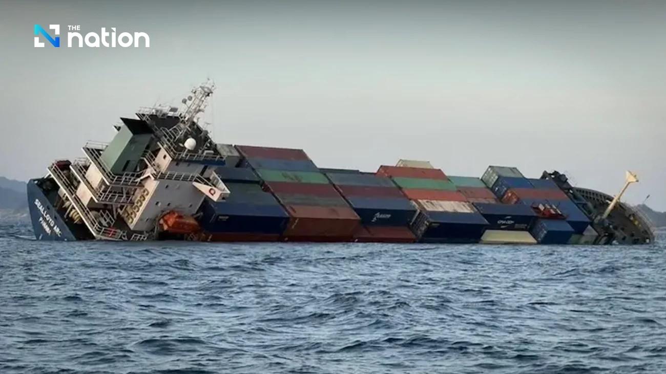 Thailand Cegah Kebocoran Minyak dari Kapal Tanker Karam Angkut 297 Kontainer